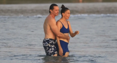 休杰克曼与女友海边度假 两人紧紧相拥感情甜蜜