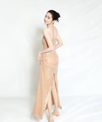 颖儿穿裸色吊带裙身材凹凸有致 侧脸微笑明媚优雅