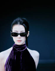 赵昭仪穿紫丝绒裙神态冷峻 侧身回眸气场酷飒神秘