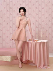 孔雪儿粉色吊带裙元气甜美 妆容精致魅力四射