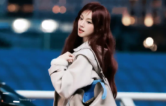 宋雨琦穿浅灰大衣背托特包时髦吸睛 甜酷兼具