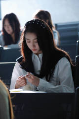 关晓彤留气质长发清纯乖巧 校园风穿搭青春亮眼