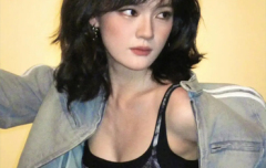 文淇穿露腰吊带甜酷兼具 神情清冷时尚张力十足