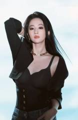 刘亦菲穿细肩带紧身衣身姿曼妙 长发飘逸酷飒性感