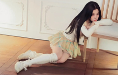 虞书欣穿格纹短裙散发纯欲诱惑 黑发披肩娇憨动人