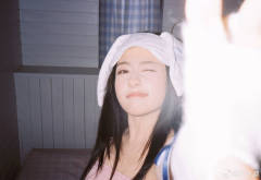 李兰迪头戴白色帽子少女气息拉满 托脸俏皮可爱