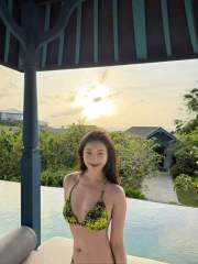 菅纫姿穿比基尼漫步沙滩 身姿舒展尽显热辣好身材