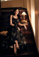 王玉雯卷发配黑底铃兰裙慵懒优雅 光影下复古文艺