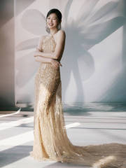 辛芷蕾金色拖尾裙华丽优雅 展露曼妙身姿曲线迷人