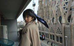 孙千蓝丝巾束发气质清冷 卡其风衣尽显随性松弛感