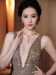 刘亦菲穿深V露背裙装 盘发配钻饰尽显优雅矜贵气质
