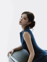 程潇穿蓝色长裙身材曲线窈窕 盘发造型优雅又精致