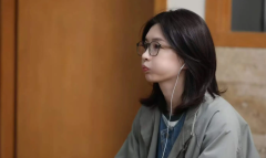 江疏影戴黑框眼镜裹围巾 穿搭休闲尽显文艺气质