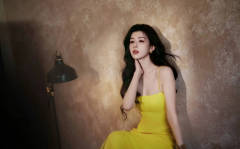 哈妮克孜穿吊带裙性感妩媚 大波浪发型明艳靓丽