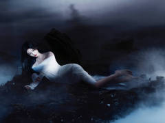 鞠婧祎身着纱裙清冷破碎 垂眸轻捻长发故事感满满