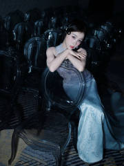 虞书欣穿蕾丝旗袍复古优雅 鱼尾裙摆显曼妙动人