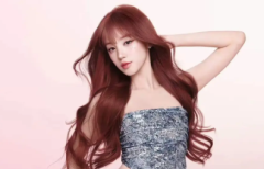 宋雨琦红棕卷发甜辣元气 亮片抹胸配吉他气场全开