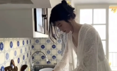 何穗化身厨娘仙气十足！度假和朋友享用美食心情好