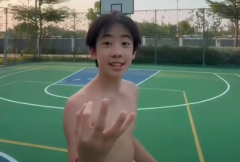 陈小春儿子Jasper现身球场 运球投篮尽显少年朝气