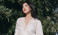 高圆圆拍春日氛围感美照！手举鲜花笑容明媚