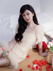 杨紫穿蕾丝裙美腿修长 头戴粉色小卡子娇俏又少女