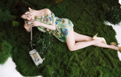 李兰迪穿斜肩裙秀好身材！化身时髦职场女郎