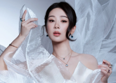 杨紫最新写真大片曝光 穿纯白礼裙气质优雅迷人