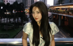 沈月穿格纹连衣裙城市游玩 元气灵动少女感十足