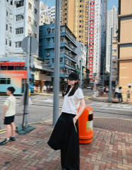 迪丽热巴分享生活照 香港街头散步晒太阳心情好