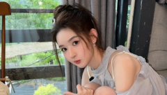 王玉雯穿浅蓝露肩薄纱上衣 眼神澄澈灵动清甜可爱