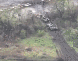 顿涅茨克民兵借助无人机炮击乌军坦克部队