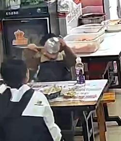 贵阳一男孩吃完粉对老板竖大拇指