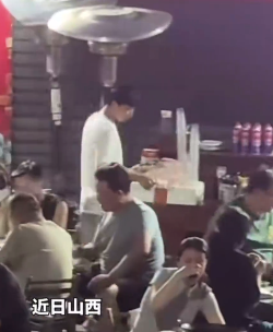 没去聚会，没问手机，更没提旅游！男孩高考后夜市打工到凌晨两点
