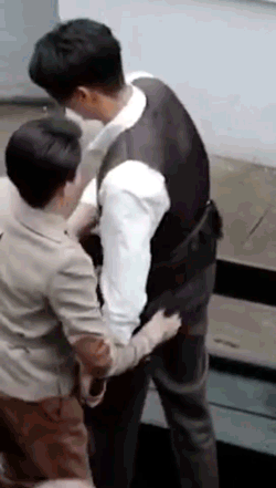 白鹿说女生是小母狗被骂惨！对男人屁股又掐又戳，自称直男被质疑不尊重女性！