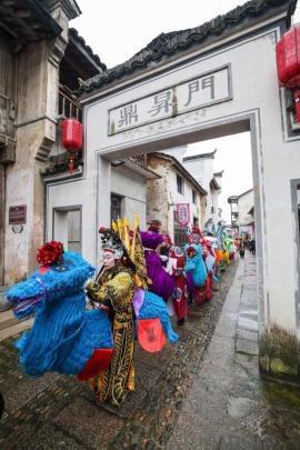 برگزاری جشن‌های «عید فانوس» در شهرک هزارساله شرق چین از دریچه دوربین