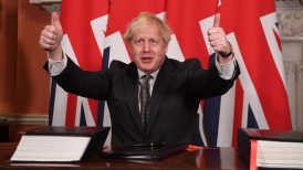 Boris Johnson sobrevive a moción de censura y salva cargo de primer ministro