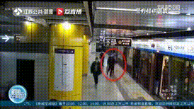 宁等一列车，不抢一扇门！刚领完证男子把妻子落在地铁站台 