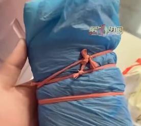 男子床下找到去世母亲藏的钱