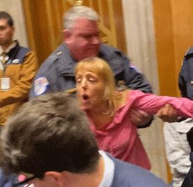 美抗议者打断布林肯讲话：“中国不是我们的敌人” 美国人民希望你去协商。当个外交官。现在该做好你们的工作了。”话没说完就被拖走