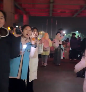 考研人被这氛围整破防了！图书馆闭馆前大合唱祝福考研人