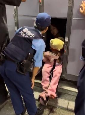 日本女子把寄存柜当胶囊舱钻进去睡