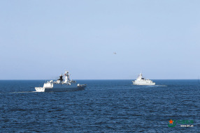 海军第44、45批护航编队举行分航仪式侧记