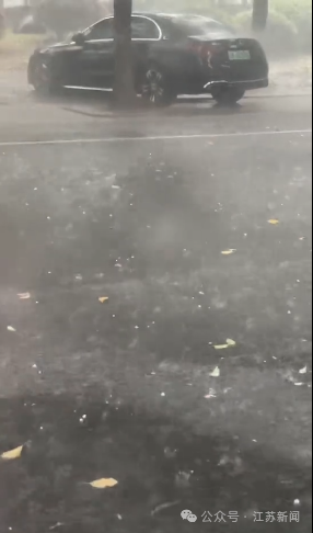 无锡江阴突降冰雹 强对流天气来袭