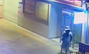 男子捡银行卡后扮女子盗取40余万