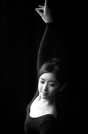 章泽天早年黑白芭蕾舞旧照曝光网友差点没认出来