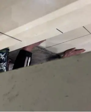 女子同一公厕两遭趴地偷窥 屡教不改引争议