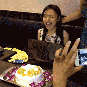 搞笑GIF:这是妹子最难忘的一次生日了！