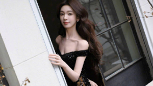 陈瑶身穿露肩黑色长裙大方展示肩颈线条