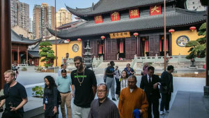 NBA球员德克·诺维茨基一行参观玉佛禅寺