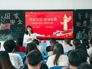 校领导深入班级，共筑国家安全防线——荆州学院“国家安全，青春挺膺”主题团日活动纪实